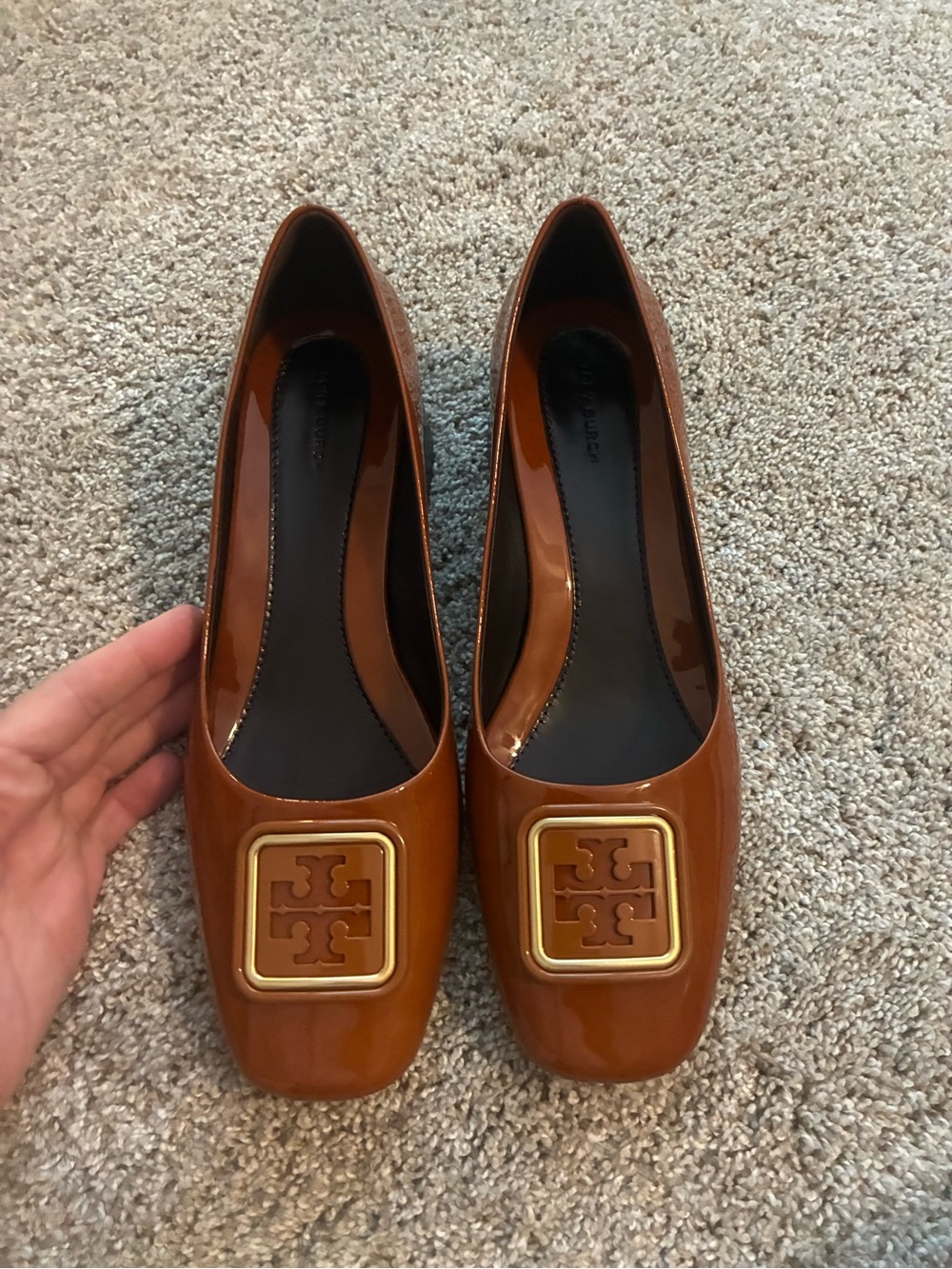 Brand new Tory Burch Patent Leather Georgia pump with Gold Logo — Cognac